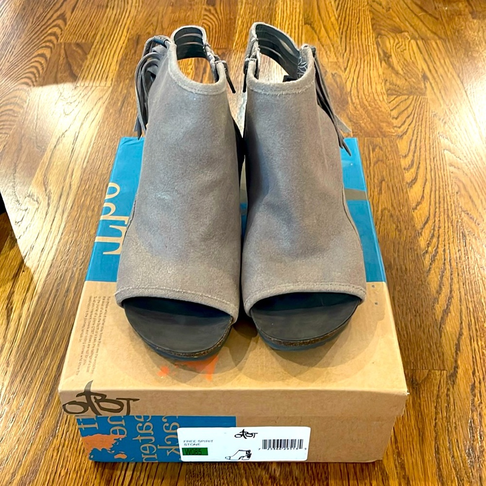 OTBT Free Spirit Sandal - NWOB Size 8.5